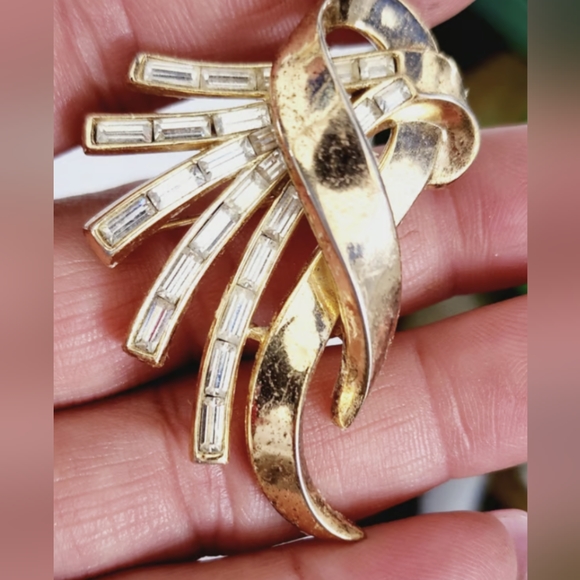 TRIFARI PAT PEND PIN BROOCH SIGNED VINTAGE Signed, GOLD, GOLD PLATED, Jewelry - Picture 2 of 7